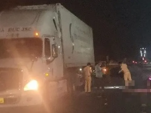 Bình Phước: Xe máy va chạm với đuôi xe đầu kéo khiến 2 cha con tử vong