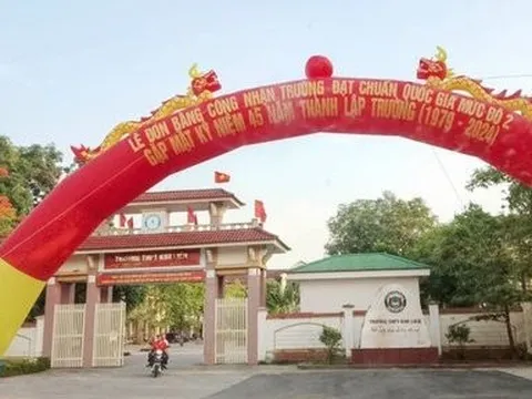 Nguyên hiệu trưởng bất ngờ đột quỵ khi đang phát biểu