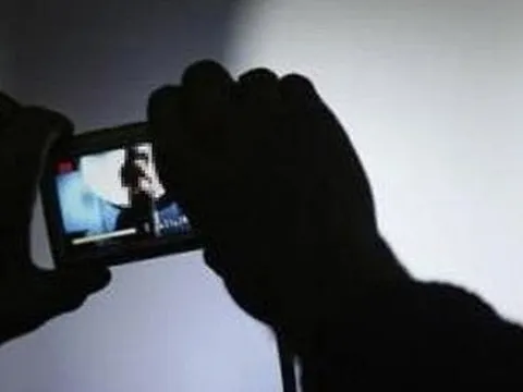 Ngăn chặn vụ quay clip nhạy cảm của cô gái rồi tống tiền