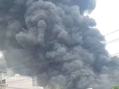 Khói lửa cuồn cuộn kèm nhiều tiếng nổ, gần 60 người chữa cháy nhà xưởng ở Bình Dương