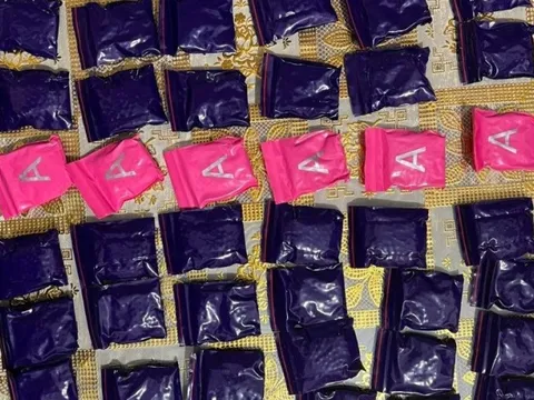 Bắt quả tang đối tượng mua bán trái phép gần 12.000 viên ma túy