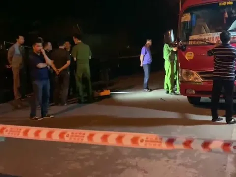 Hàng chục công an khám nghiệm đến khuya chiếc xe đưa đón nơi bé trai tử vong do bị bỏ quên 11 giờ