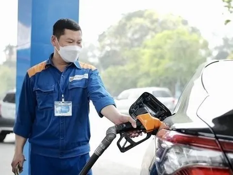 Giá xăng giảm mạnh