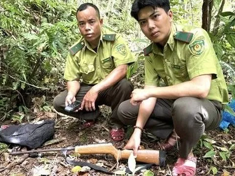 Thấy cán bộ kiểm lâm đi tuần, 2 đối tượng vứt lại súng săn bỏ trốn