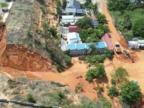 Bình Thuận yêu cầu rà soát thiết kế 14 công trình ven biển sau sự cố lũ cát