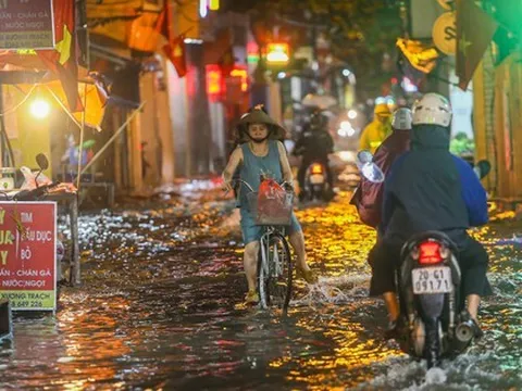 Đường phố Hà Nội 'thành sông' chỉ sau 20 phút mưa rào