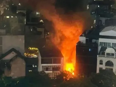 Cháy quán ăn trong đêm tại Cầu Giấy, Hà Nội