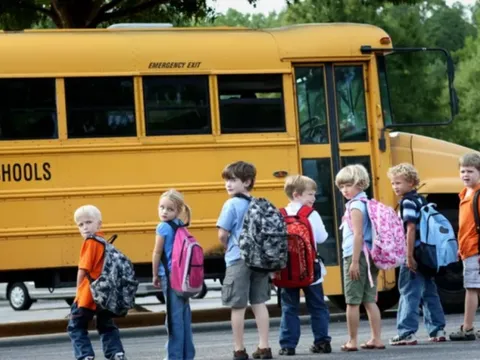 Cách thế giới hạn chế nguy cơ trẻ bị bỏ quên trên xe đưa đón