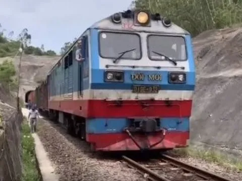 Thông hầm đường sắt Chí Thạnh sau 10 ngày sạt lở