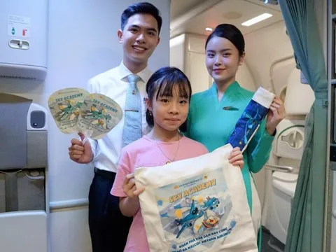 Hành khách nhí thích thú với món quà độc đáo trên chuyến bay dịp 1/6