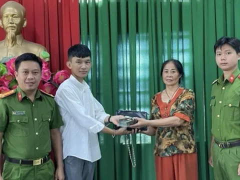 Nam thanh niên trao trả tài sản trên 200 triệu đồng cho người đánh rơi