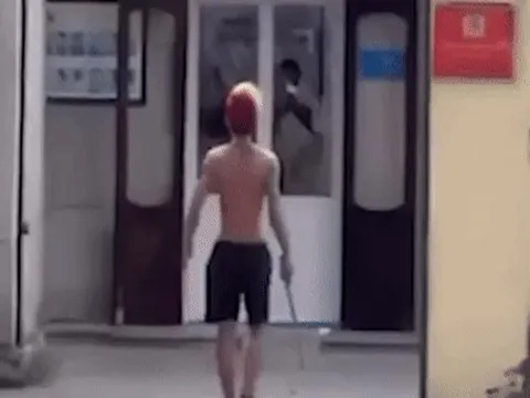 Nguyên nhân khiến người đàn ông cầm tuýp sắt đến công an phường đập phá