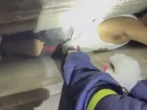 Giải cứu người đàn ông bị mắc kẹt dưới móng nhà