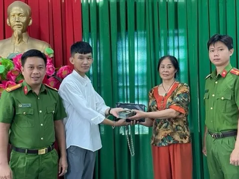 Nhặt được túi xách khách bỏ quên, nam thanh niên tá hoả khi nhìn thấy thứ bên trong