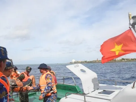 Tàu 471 đưa ngư dân bị tai nạn lao động về đảo Song Tử Tây điều trị