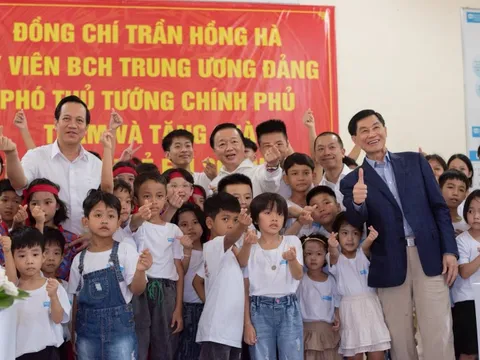 Ông Johnathan Hạnh Nguyễn mang tiền “vợ thưởng” tặng cho quỹ bảo trợ trẻ em