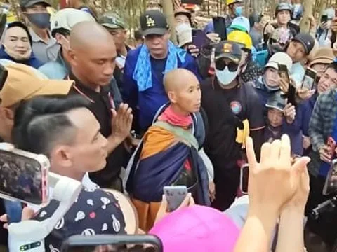 Đoàn Youtuber, streamer bám theo ông Minh Tuệ gây nguy hiểm cho xã hội