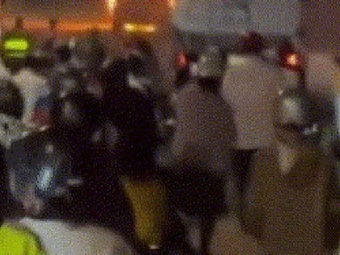 Ô tô cháy dữ dội ngay cầu Rạch Đĩa 2, quận 7