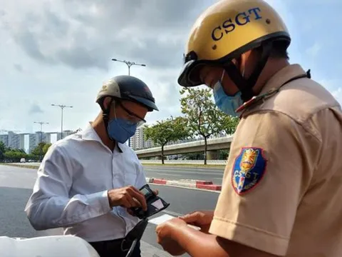 Từ nay, người dân không phải xuất trình GPLX bản cứng khi bị CSGT kiểm tra nhờ tiện tích tuyệt vời này