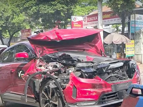 Tai nạn liên hoàn trên quốc lộ 22, ô tô 5 chỗ kẹp giữa 2 xe tải