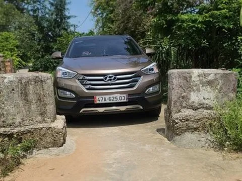 Người dân tự ý xây trụ bê tông trên đường để chặn xe trốn trạm thu phí