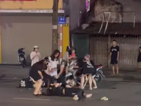 Do mâu thuẫn trên mạng, 12 thiếu nữ hỗn chiến ngoài đời thực