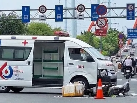 Xe cứu thương va chạm với xe máy, một thanh niên nguy kịch