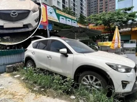 Hé lộ lí do bất ngờ khiến chiếc Mazda CX-5 phủ đầy bụi, nằm chỏng chơ trước cửa quán bia