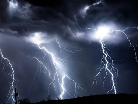 Hàng nghìn cú sét đánh xuống miền Bắc sáng nay