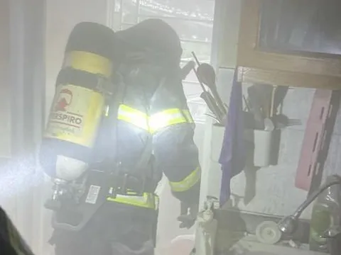 Cháy chung cư mini 9 tầng ở Đình Thôn - Hà Nội, người dân phá cửa chữa cháy