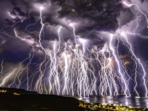 Chuyên gia lý giải về hiện tượng hàng nghìn cú sét dội xuống Hà Nội trong sáng nay