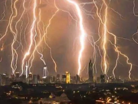 Hơn 7.000 cú sét đánh xuống Hà Nội trong sáng 5-6 có bất thường?