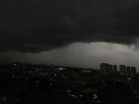 GẤP: Cảnh báo mưa lớn, lốc, sét tại khu vực nội thành Hà Nội chiều 5/6