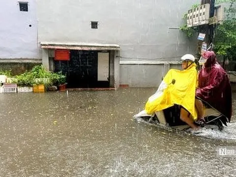 Hà Nội mưa lớn, nhiều tuyến đường ùn tắc ngập úng