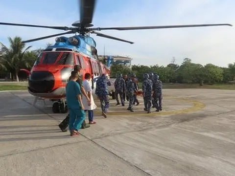 Trực thăng đưa ngư dân bị đứt lìa cánh tay từ đảo về đất liền điều trị