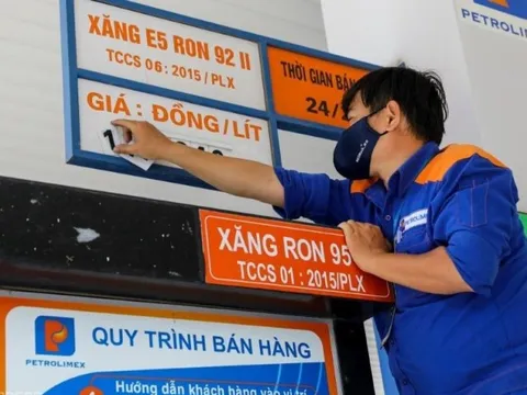 Giá xăng dự báo tiếp tục giảm mạnh vào ngày mai