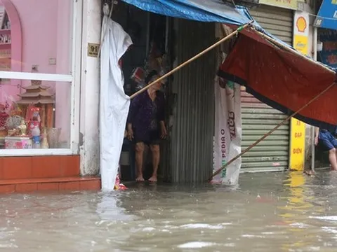 Người dân Hà Nội ngán ngẩm cảnh nước tràn vào nhà sau cơn mưa lớn: Có những lần nhà ngập 2 ngày mới rút hết nước
