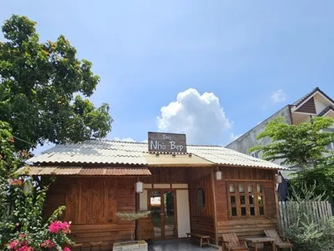 Đưa con ra quán cà phê chơi, nữ giáo viên bị tấm bê tông rơi đè tử vong