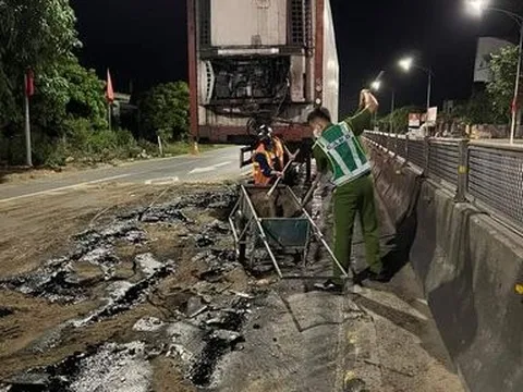 Xúc động công an cùng công nhân vệ sinh dọn vết dầu loang sau tai nạn