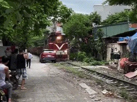 Ô tô đỗ gần đường ray bị tàu hỏa đâm nát đầu