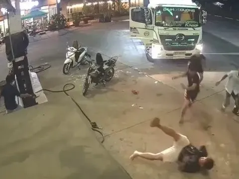 Tin mới vụ nhóm người từ xe tải xuống cây xăng, chém nhau loạn xạ
