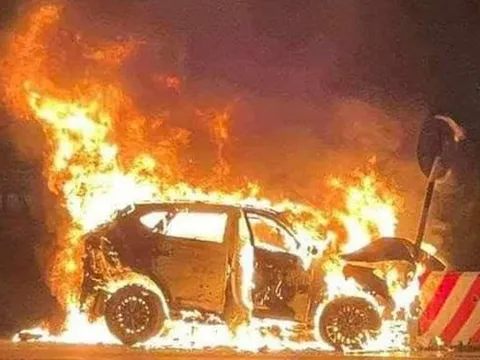 Xế hộp cháy dữ dội sau khi đâm dải phân cách lúc rạng sáng