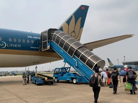 Vé máy bay “hạ nhiệt”, người dân "săn" vé đi du lịch