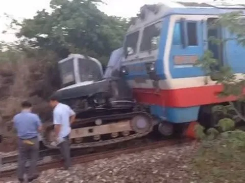 Bình Thuận: Tàu hoả va chạm mạnh với máy xúc, khách trên tàu kịp thời thoát nạn