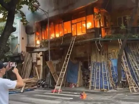 Hà Nội: Quán cà phê trên phố Hàng Vải cháy ngùn ngụt