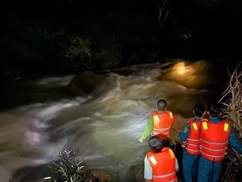 Lâm Đồng: Giải cứu thành công 5 thanh niên mắc kẹt giữa sông