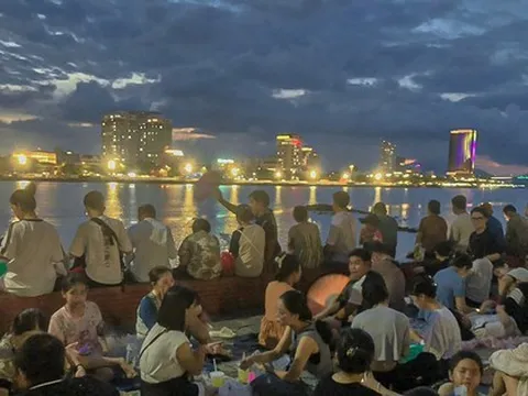 Hàng nghìn người ‘xí chỗ’ xem pháo hoa bên bờ sông Hàn