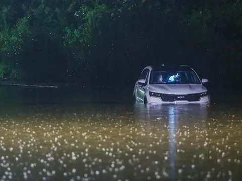 Mưa như trút nước, đường phố Hà Nội ngập sâu trong đêm