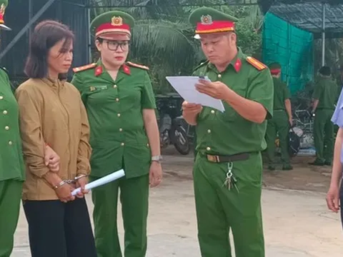 Hơn 40 cảnh sát khám xét nơi người phụ nữ tố bị giam, hành hạ như thời trung cổ