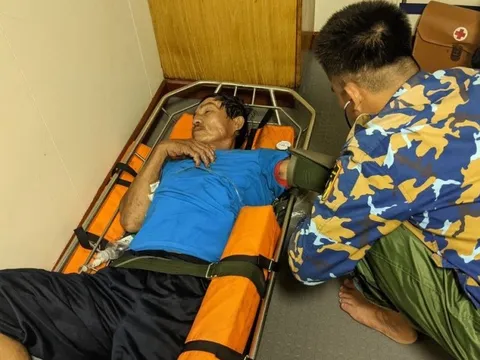 Vùng 4 Hải quân hỗ trợ ngư dân và tàu cá gặp nạn